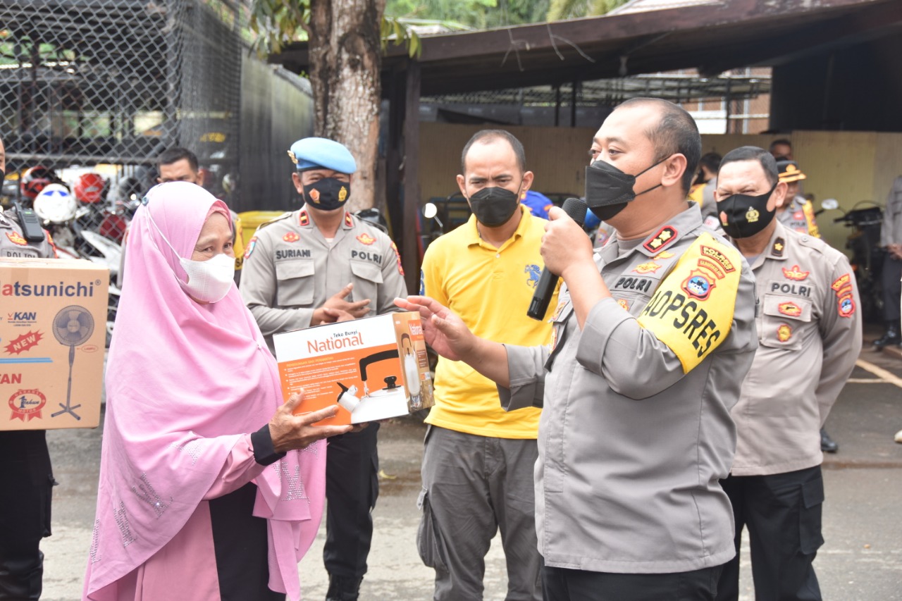 Polres Tanah Laut Bagikan Doorprize bagi veserta vaksinasi