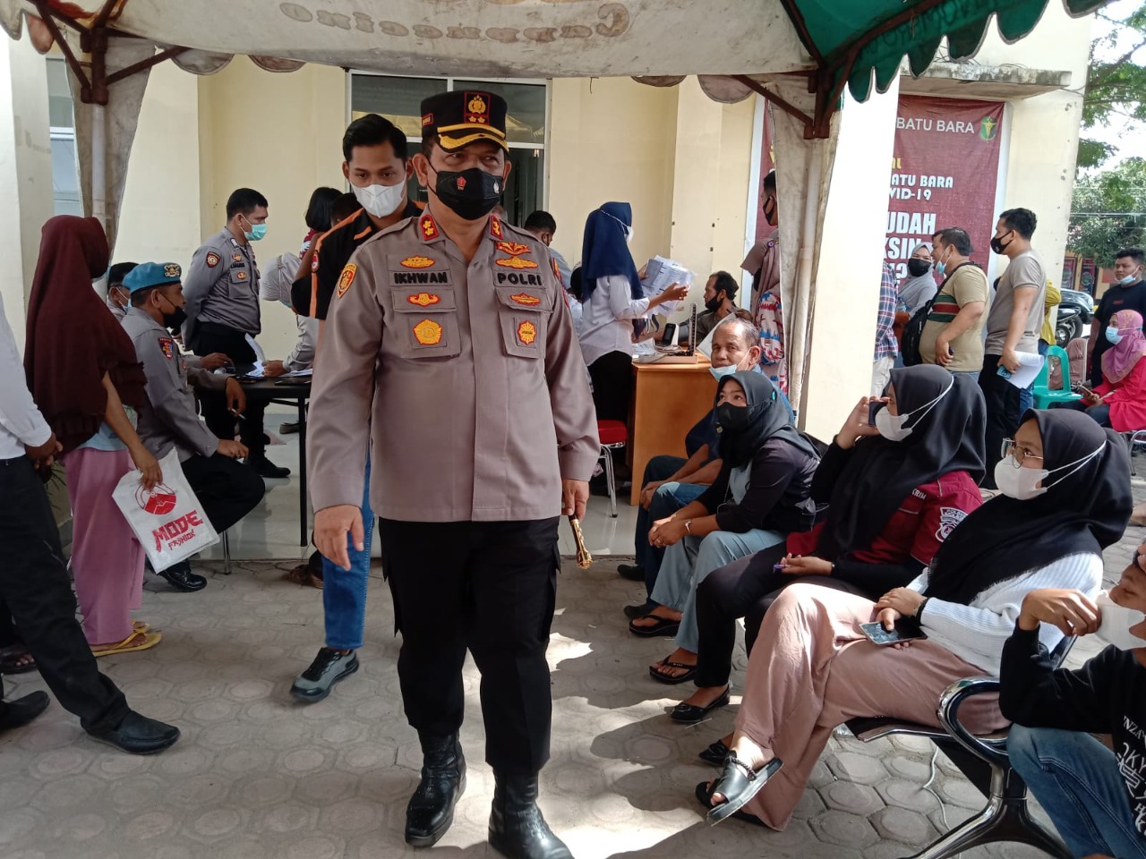 Kapolres Batubara AKBP Ikhwan Lubis saat meninjau pelaksanaan vaksinasi di Mapolres Batu Bara