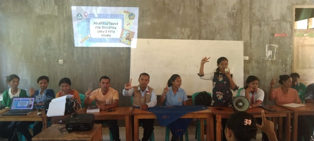 Kepala SMPN 8 Kota Komba Yuliana Anjelus, S.Pd