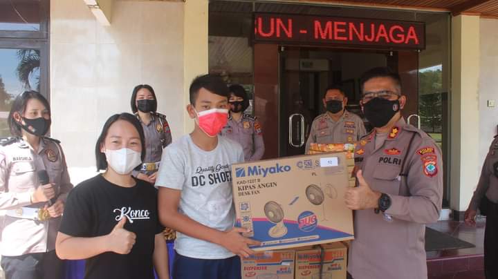 Pembagian door prize Polres Minsel