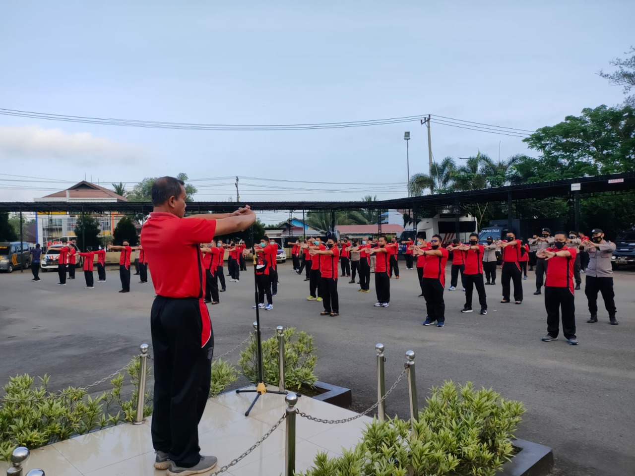 Pelaksanaan stretching dengan harapan agar tubuh kita tetap sehat sehingga dapat melaksanakan tugas dengan semangat