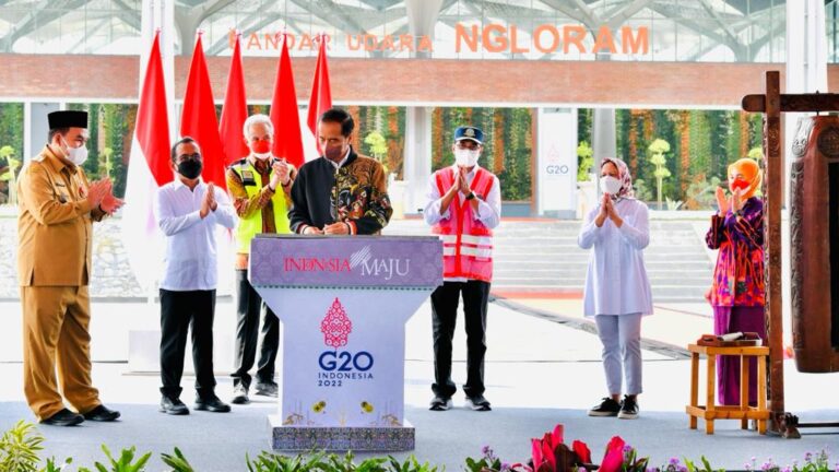 Presiden Joko Widodo bersama Ibu Iriana Joko Widodo mengawali kunjungan kerjanya di Provinsi Jawa Tengah dengan meninjau sekaligus meresmikan Bandar Udara Ngloram