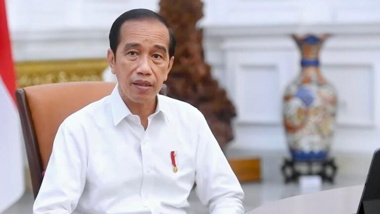 Presiden Joko Widodo mengajak masyarakat untuk bersama-sama berupaya mencegah terjadinya penularan Covid-19 varian Omicron
