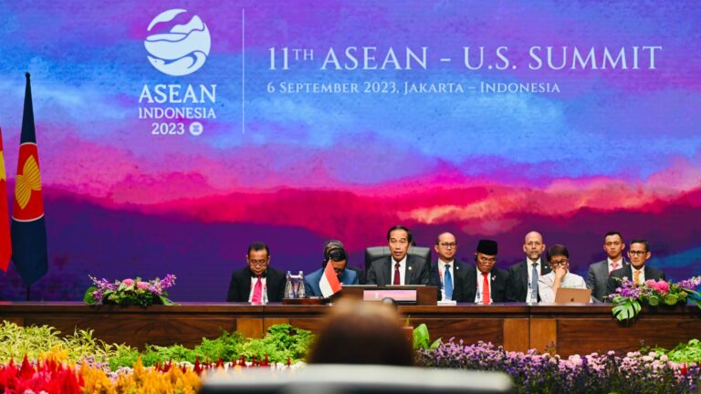 Presiden Joko Widodo memimpin Konferensi Tingkat Tinggi (KTT) ke-11 ASEAN-Amerika Serikat (AS) yang digelar di Ruang Cendrawasih 3, Jakarta Convention Center (JCC), Jakarta, pada Rabu, 6 September 2023. Foto: BPMI Setpres/Laily Rachev