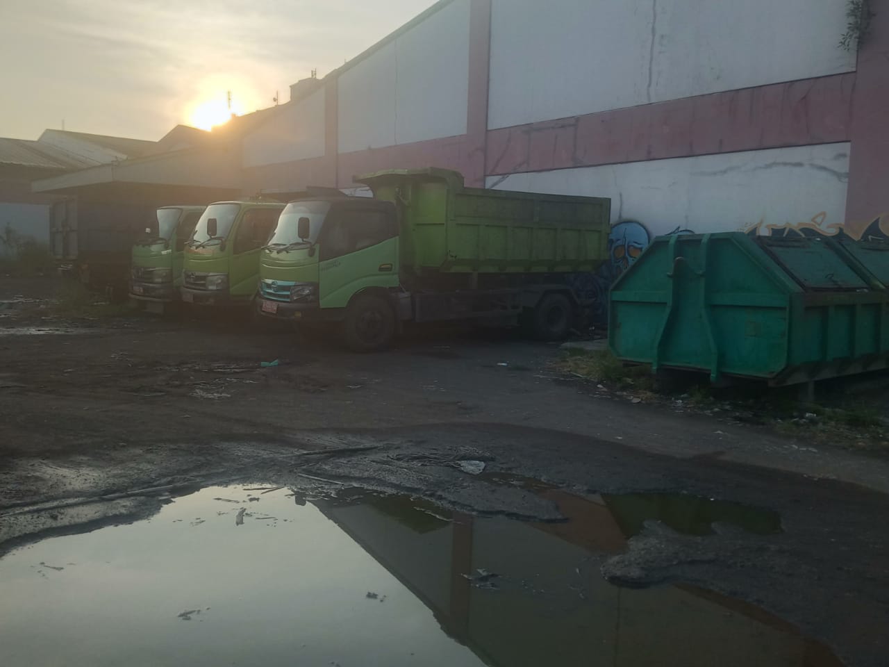 ASPEC Pertanyakan Anggaran Perawatan 8 Truk Sampah yang Mangkrak di Eks Gedung Ramayana Cikarang
