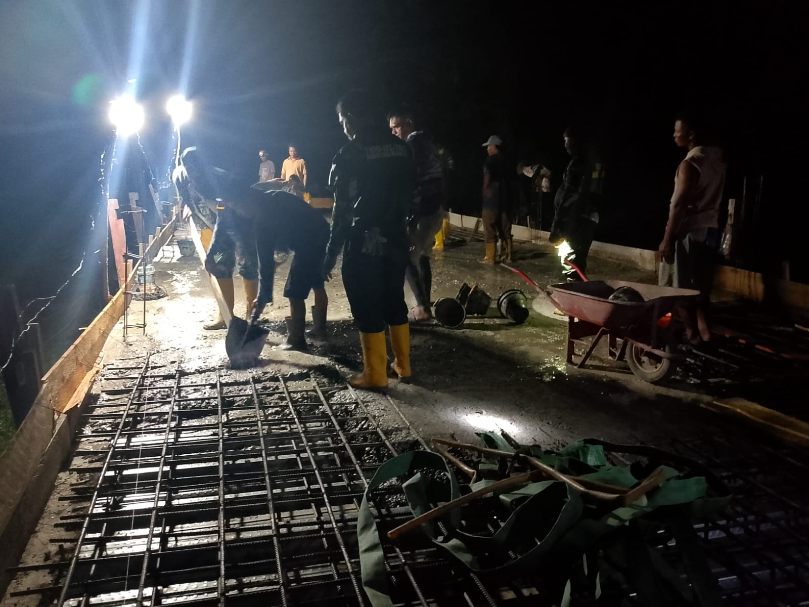 Kerja Lembur, Wujud Nyata TNI dan Masyarakat Antusias Dalam Menyukseskan Pembangunan Jembatan Garuda di Waeleman