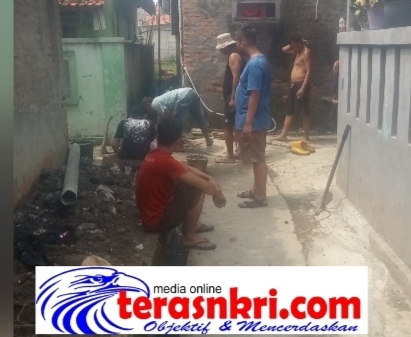 Antisipasi Banjir, Warga Elo Wates Sukamanah Gelar Gotong Royong Bersihkan Saluran Air