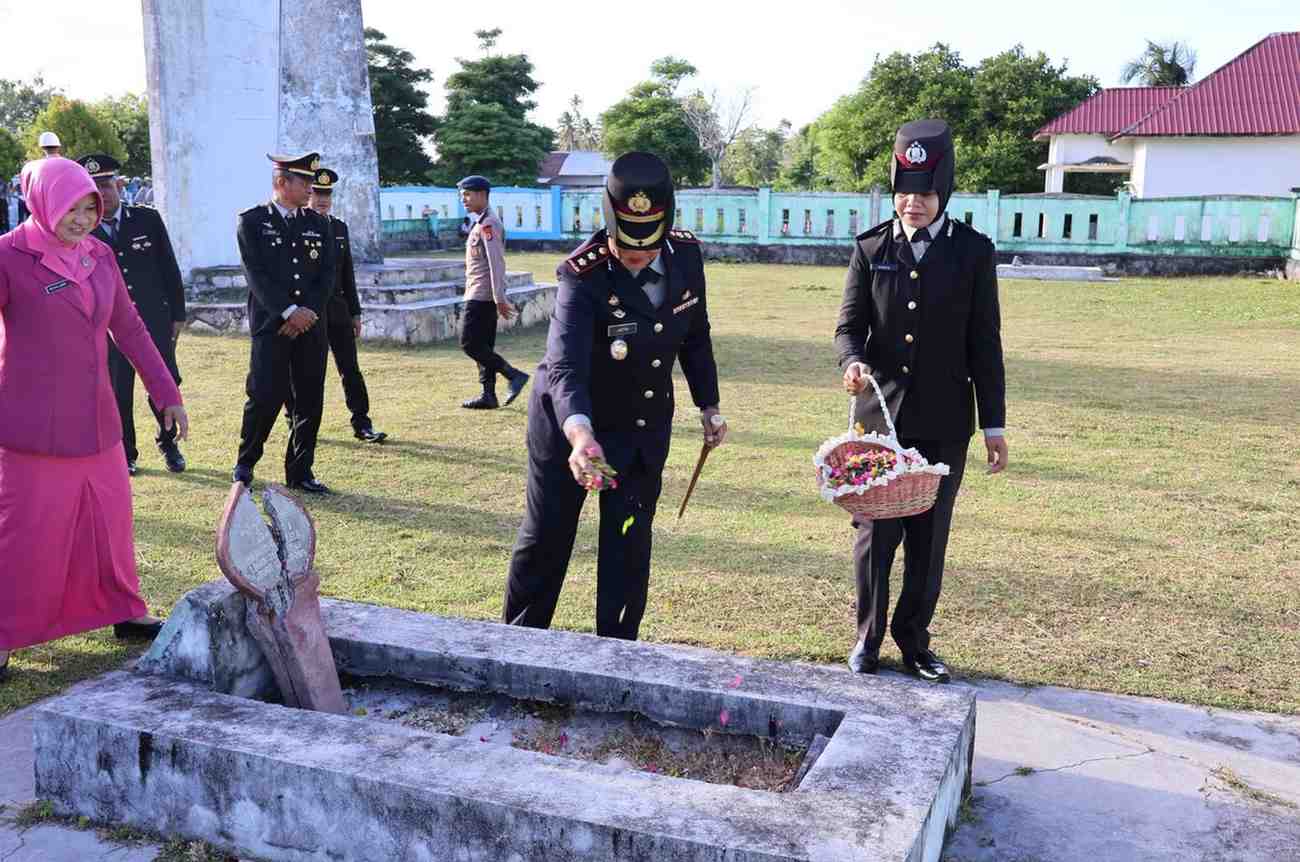 Hut Bhayangkara ke-80, Polres Buru Laksanakan Ziarah Khidmat ke TMP Nasluwing