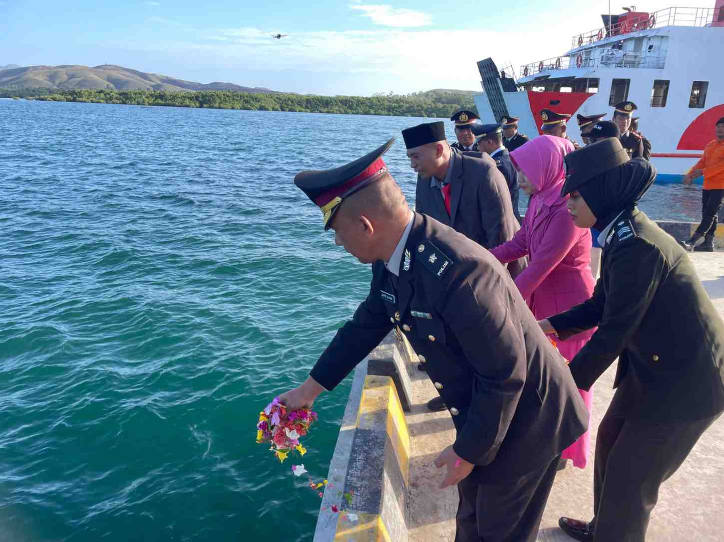 HUT Bhayangkara ke-80 : Polres Buru Laksanakan Upacara Tabur Bunga di Laut Sebagai Bentuk Penghormatan Kepada Para Pahlawan