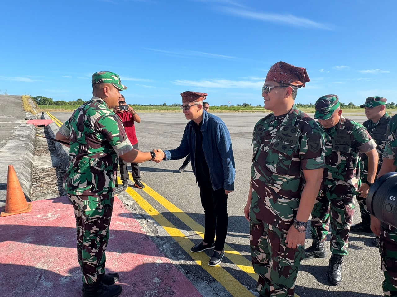 Perkuat Kemanunggalan TNI-Rakyat, Wakil Gubernur Maluku Buka Karya Bakti TNI AD 2026 di Kabupaten Buru