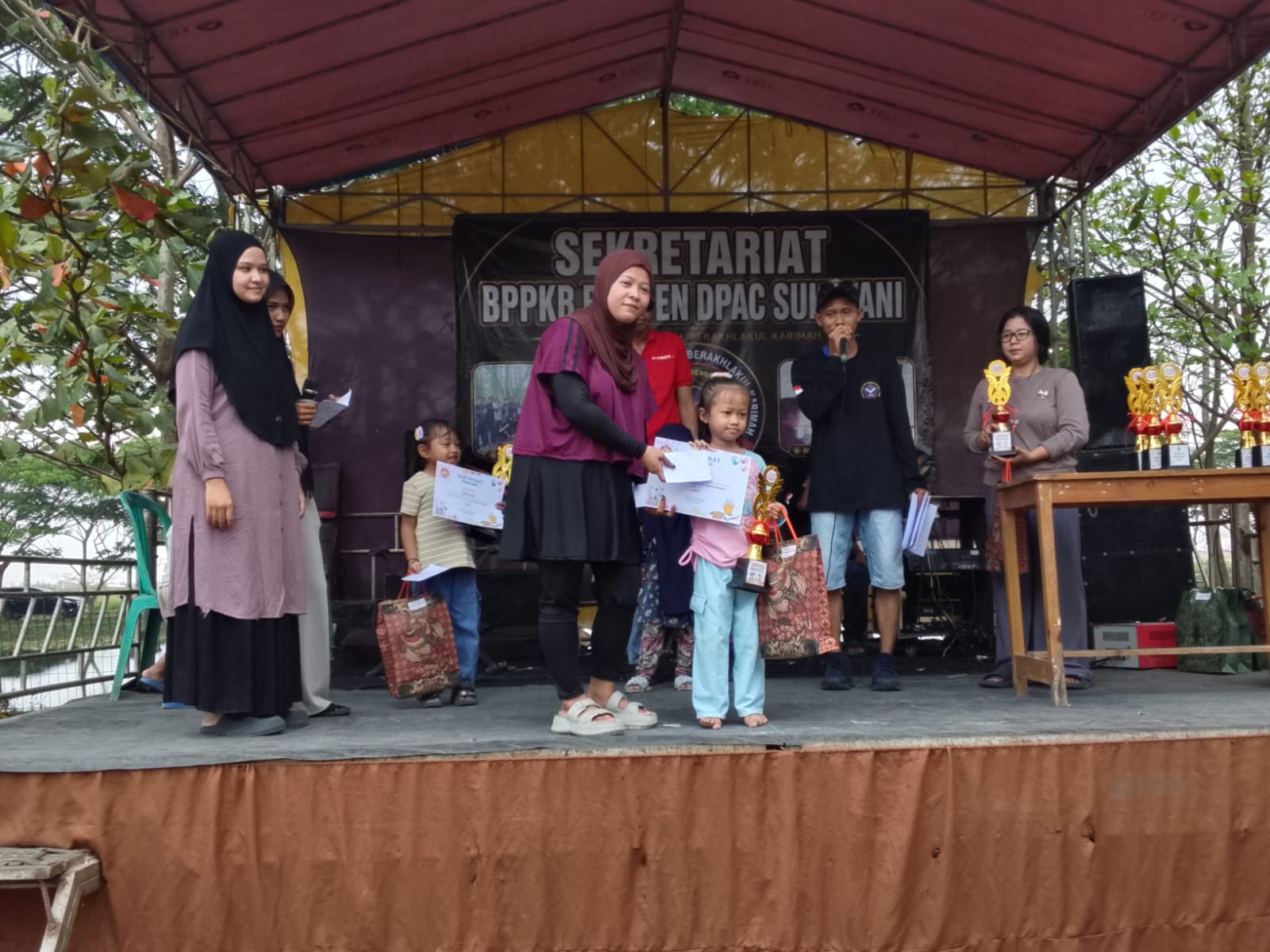 Meriahkan HUT RI ke-81, Warga Cikarang Griya Pratama Gelar Beragam Perlombaan