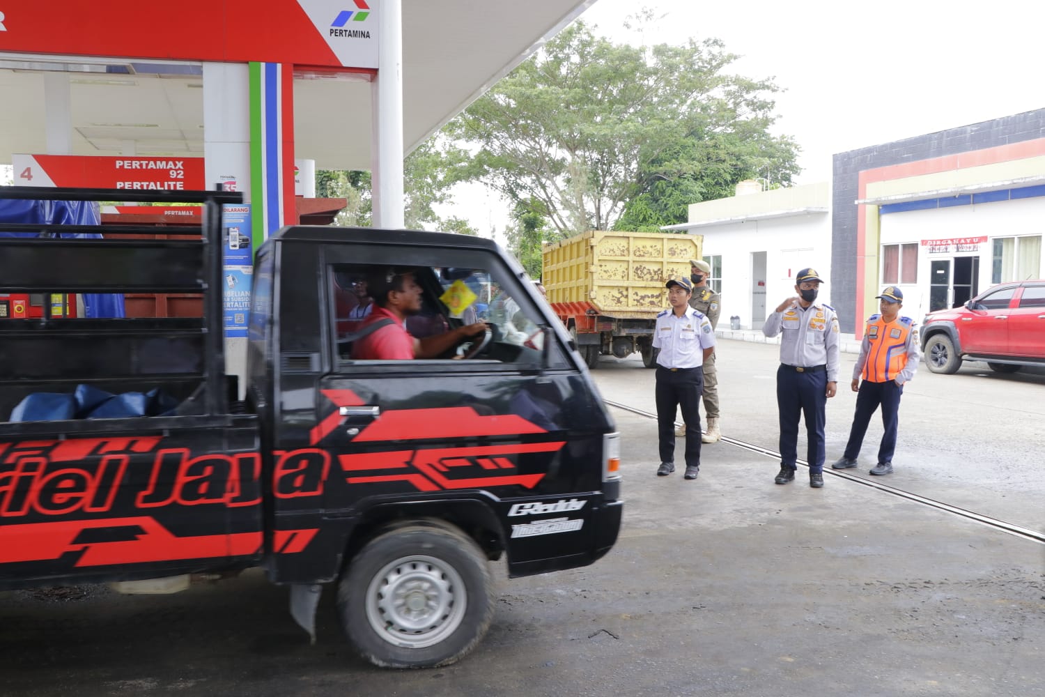 Urai Kemacetan, Dishub Kaltara Tertibkan Antrean Kendaraan di SPBU Sengkawit
