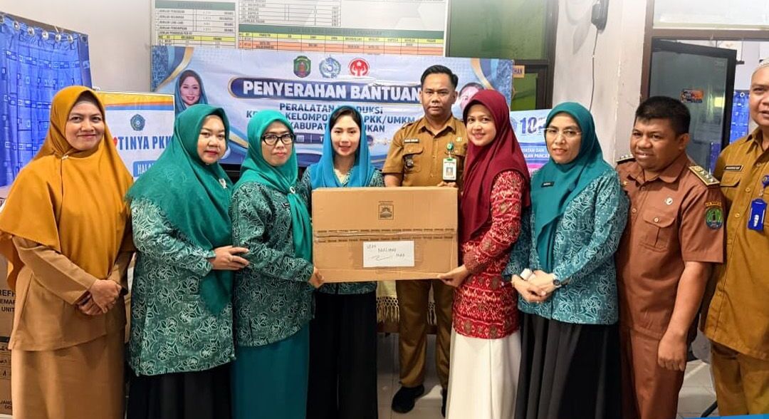 TP PKK Nunukan Serahkan Bantuan Peralatan Produksi kepada 11 Kelompok UP2K