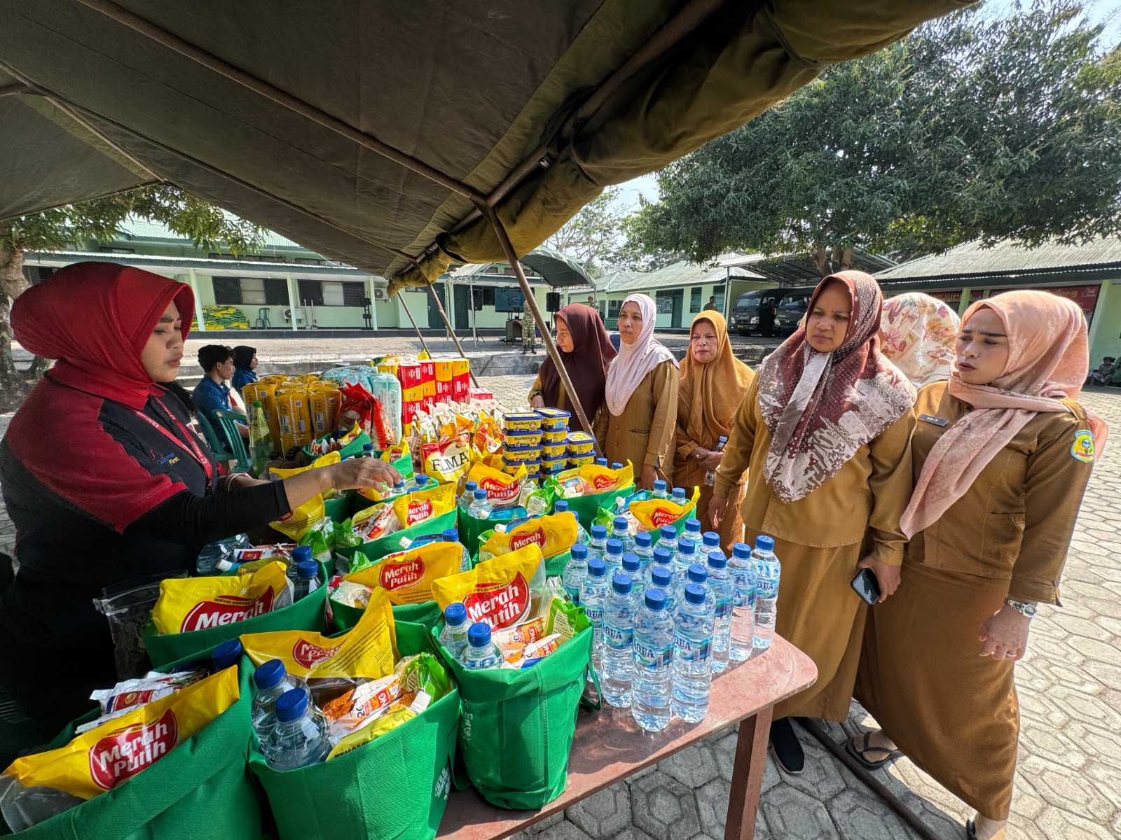 Sambut HUT TNI Ke 81, Makodim 1506/Namlea Gelar Bazar Murah untuk Warga