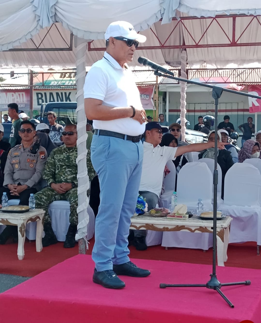 Bupati Ikram Umasugi Lepas 42 Peserta Gerak Jalan Indah SD/MI Sambut HUT ke-27 Kabupaten Buru
