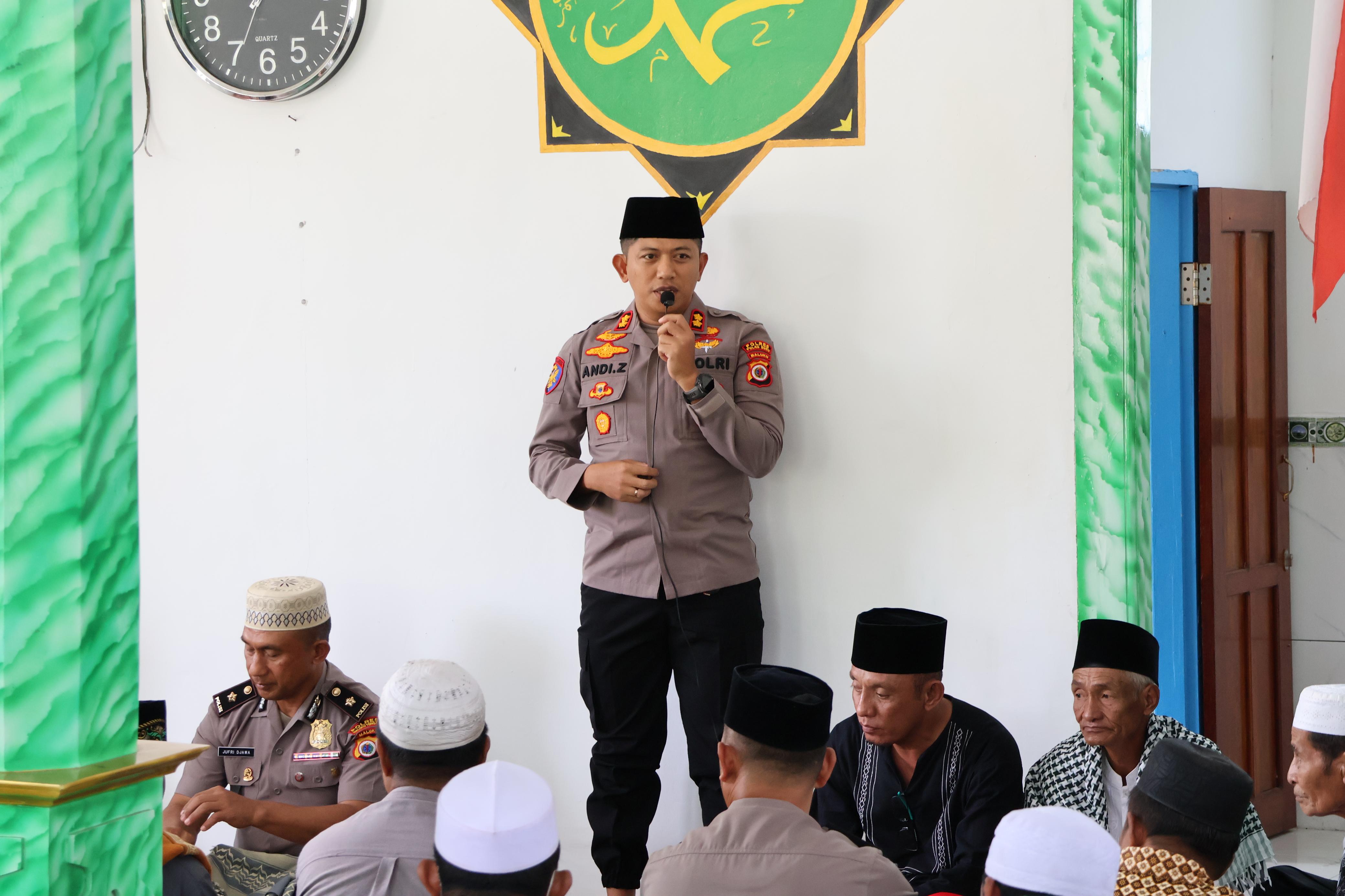 Kapolres Buru Gelar Jumat Keliling di Masjid An-Nur Jikumerasa, Ajak Masyarakat Jaga Kamtibmas Dan Manfaatkan Layanan 110